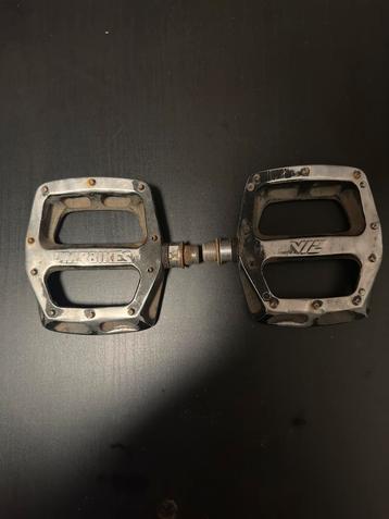 DMR V12 pedalen beschikbaar voor biedingen