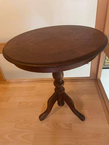 Prachtig houten vintage bijzet- of wijntafeltje driepoot beschikbaar voor biedingen