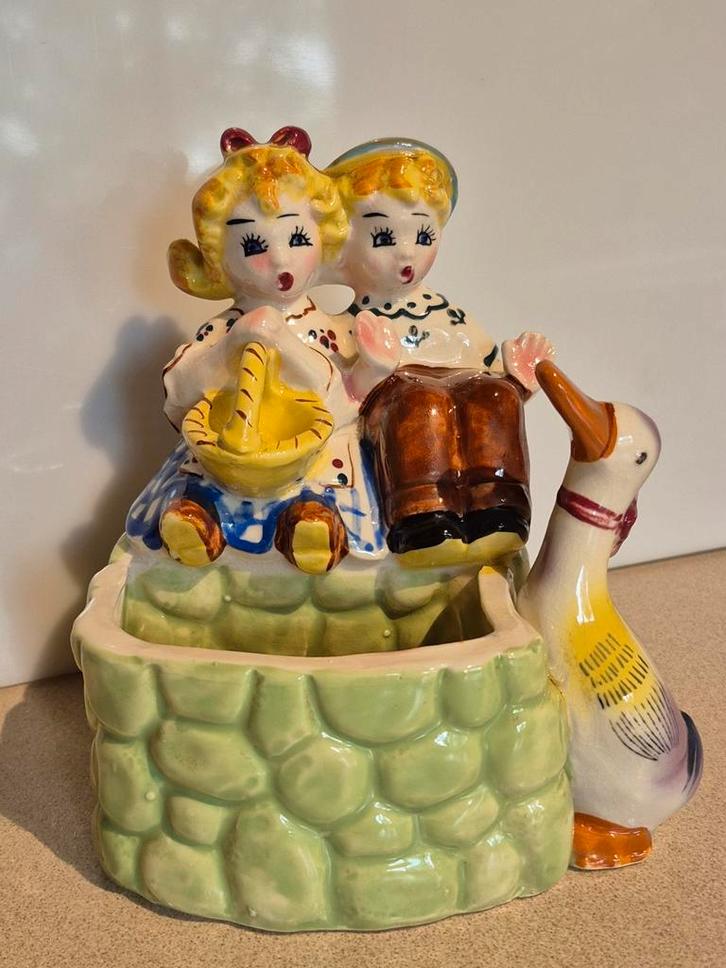 Vintage porselein beeld meisje en jongen met gans aan bron, Verzamelen, Beelden en Beeldjes, Zo goed als nieuw, Mens, Ophalen of Verzenden