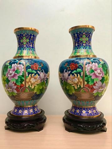 VASES CHINOIS EN CUIVRE ET ÉMAIL CLOISONNÉ VERS 1950-1970