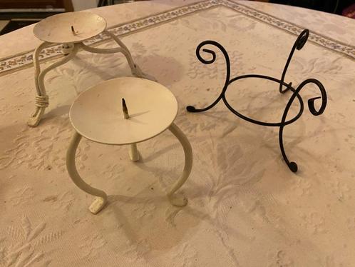 3 kandelaars: 2 witte „smeedijzeren” kandelaars en houder nr, Huis en Inrichting, Woonaccessoires | Kandelaars en Kaarsen, Gebruikt