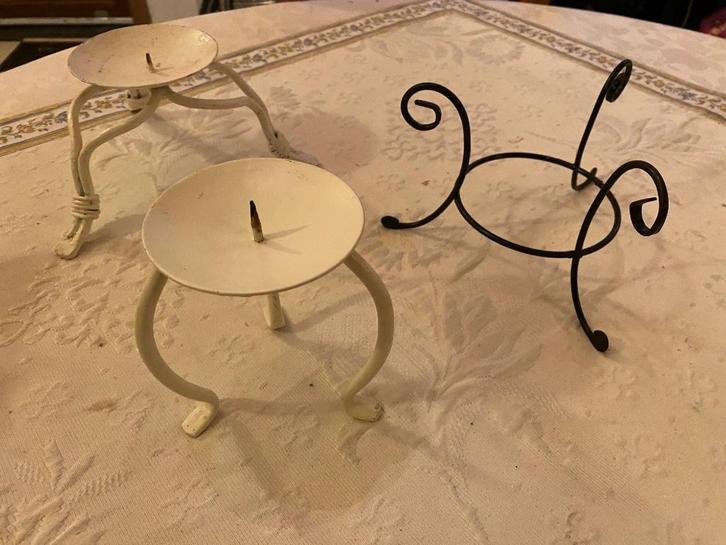 3 kandelaars: 2 witte „smeedijzeren” kandelaars en houder nr, Huis en Inrichting, Woonaccessoires | Kandelaars en Kaarsen, Gebruikt