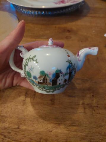 Mini Theekannetje Hochst, Victoria and Albert Museim beschikbaar voor biedingen