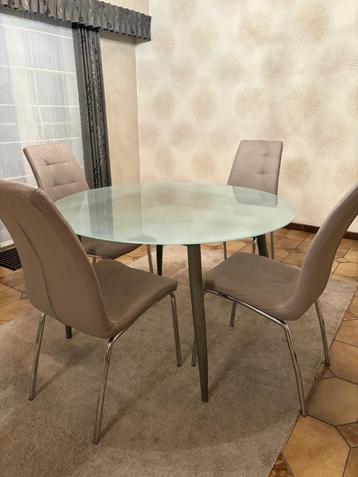 4 eetkamerstoelen  beschikbaar voor biedingen