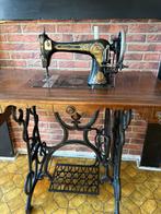 Machine à coudre ancienne – meuble en bois et base en fonte, Ophalen