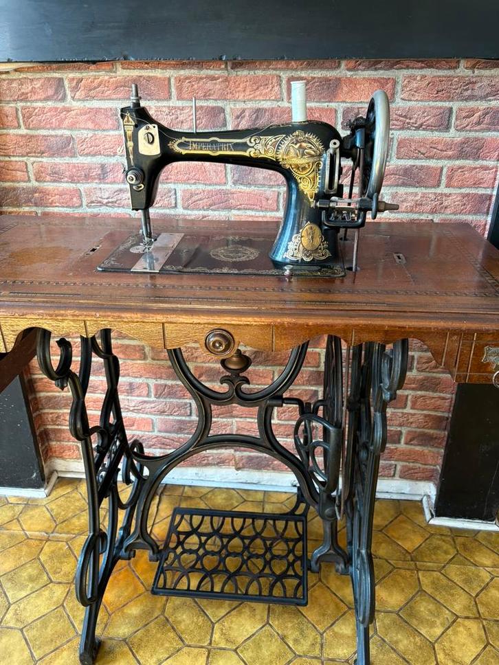 Machine à coudre ancienne – meuble en bois et base en fonte, Antiek en Kunst, Antiek | Naaimachines, Ophalen