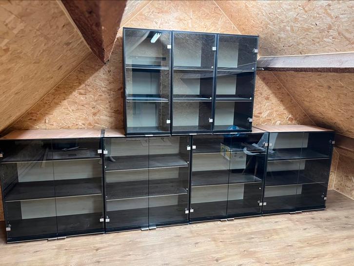 Vitrine kasten zwart hout met led lichtjes, Huis en Inrichting, Kasten | Vitrinekasten, Zo goed als nieuw, Ophalen