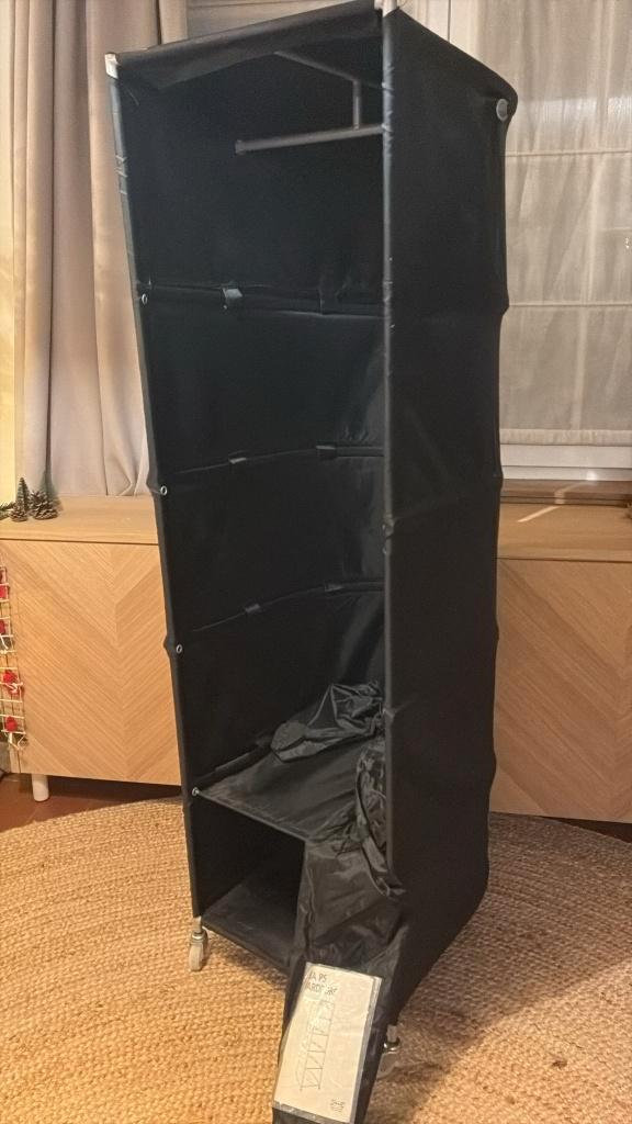 Draagbare kledingkast met zwarte hoes en wielen - IKEA, Kleding | Dames, Kledingrekken, Gebruikt, Met wielen, Ophalen