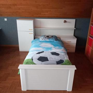 Witte kinderkamer, jeugdkamer, slaapkamer beschikbaar voor biedingen