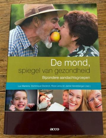 De mond, de spiegel van de gezondheid beschikbaar voor biedingen