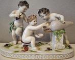 Groupe de " putti à la jarre " en faience, Ophalen