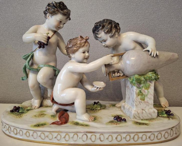 Groupe de " putti à la jarre " en faience, Antiek en Kunst, Antiek | Keramiek en Aardewerk, Ophalen