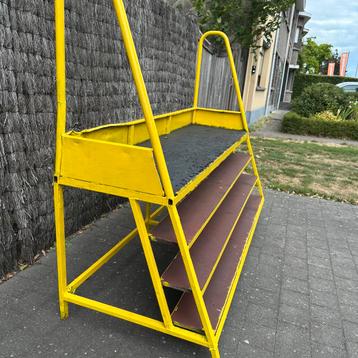Trap werkplatform op wielen 75cm hoog beschikbaar voor biedingen
