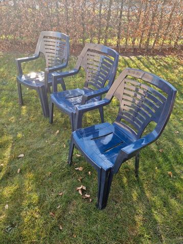 3 blauwe plastieken tuinstoelen  beschikbaar voor biedingen