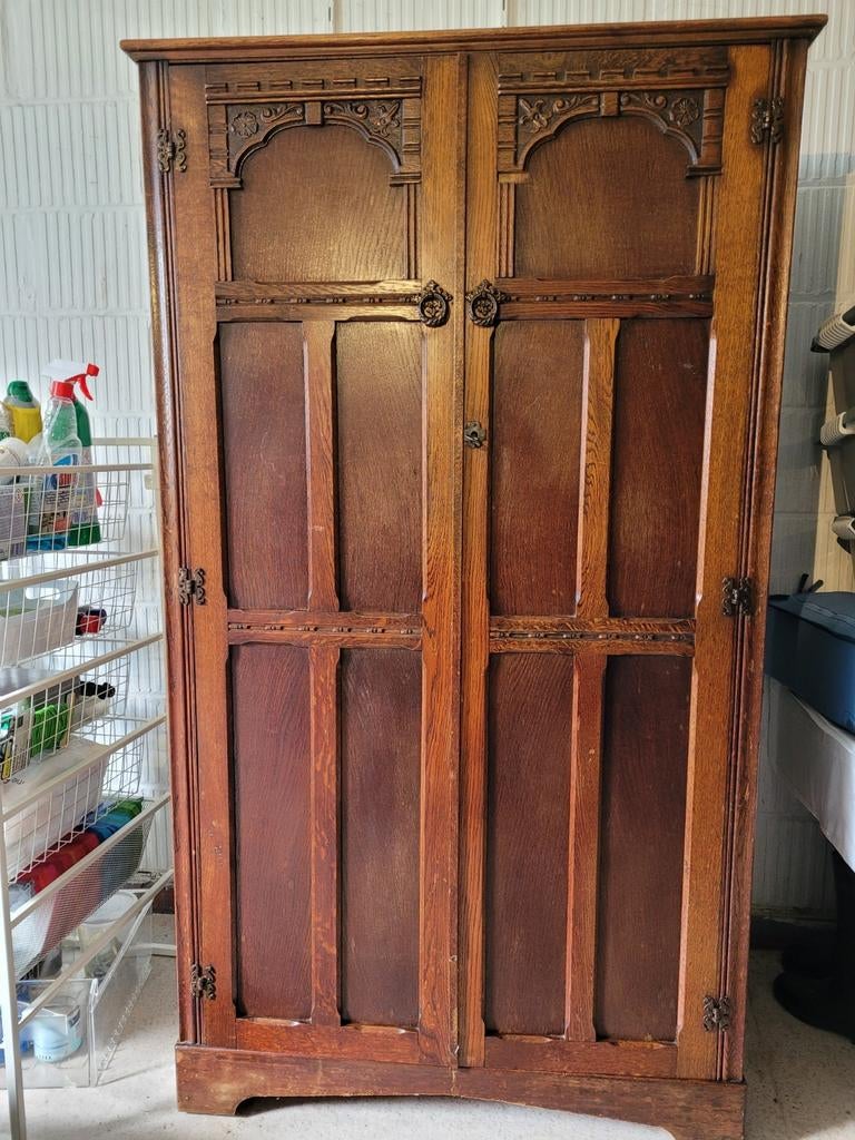 Antieke retro kledingkast, Ophalen