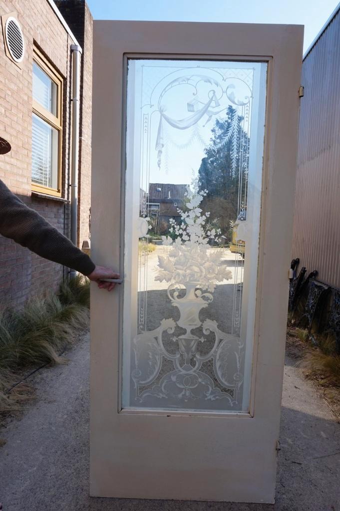 Antieke houten deur met geëtste gestraald glas met bloemvaas, Doe-het-zelf en Bouw, Deuren en Vliegenramen, Gebruikt, Binnendeur