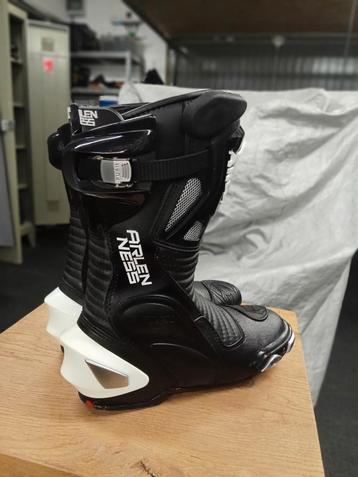 Bottes moto taille 43 , utilisées une journée. Prix 100eur beschikbaar voor biedingen