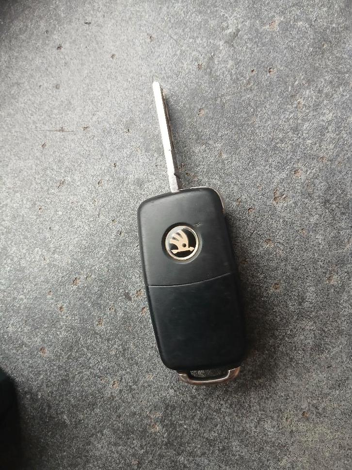 Pneus hiver + pieces skoda fabia break 1.2 essence 44KW 2014, Auto's, Skoda, Particulier, Fabia, Benzine, Break, 5 deurs, Handgeschakeld