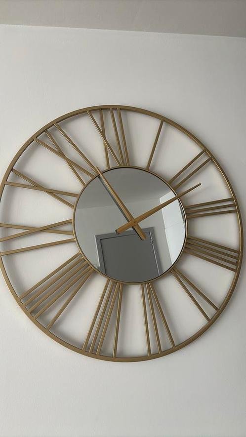 KRISTEN - D92 spiegelwandklok van goudkleurig metaal, Huis en Inrichting, Woonaccessoires | Klokken, Nieuw, Wandklok, Ophalen of Verzenden