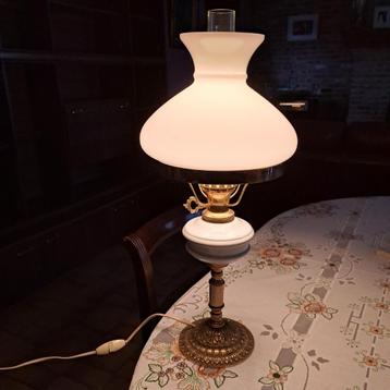 antieke electrische tafellamp (replica van petroleumlamp)
