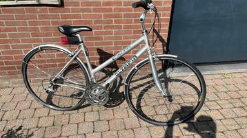 Sportieve damesfiets. beschikbaar voor biedingen