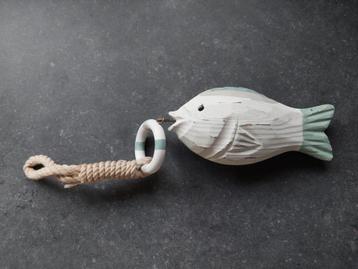 decoratieve gesculpeerde vis in hout met boei aan touw beschikbaar voor biedingen