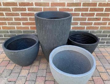 4 Bloempotten , zie beschrijving  beschikbaar voor biedingen