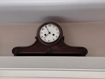 Antieke houten klok beschikbaar voor biedingen