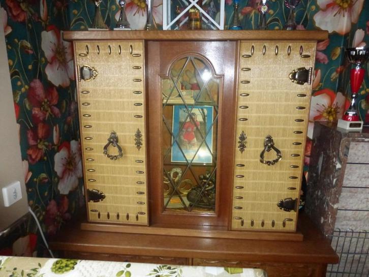 2 beaux meubles en chêne ,motifs sculptés, Maison & Meubles, Armoires | Dressoirs, Chêne, Enlèvement