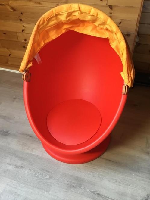 Kinderzitstoel IKEA rood met oranje kap relax, Kinderen en Baby's, Kinderkamer | Tafels en Stoelen, Zo goed als nieuw, Stoel(en)
