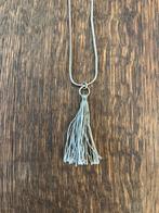 Lange zilverkleurige ketting met taupe kralen en hanger, Ophalen of Verzenden, Zo goed als nieuw