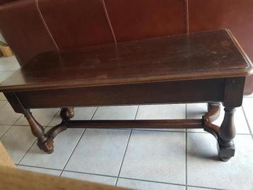 Salontafel in notelaar beschikbaar voor biedingen