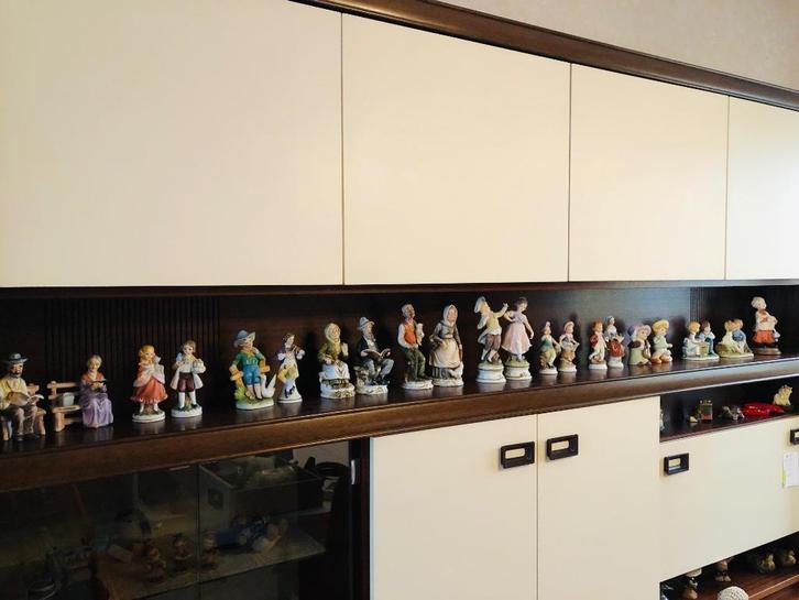 34 verschillende beeldjes (postuurtjes) in porselein, Antiek en Kunst, Antiek | Porselein, Ophalen of Verzenden