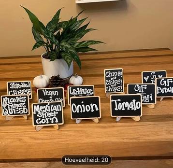 Kleine krijtbordjes op staander beschikbaar voor biedingen