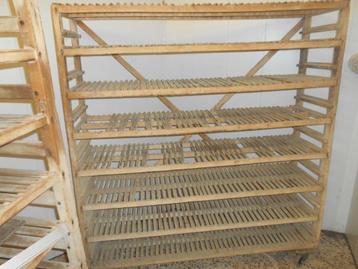 2 RAYONNAGES CHARIOTS EN BOIS POUR PAINS A RESTAURER beschikbaar voor biedingen
