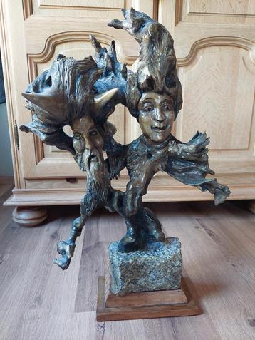 Beeld in hout, heel broos beschikbaar voor biedingen