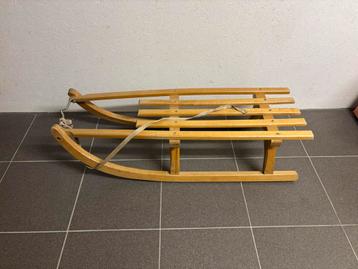Mooie degelijke houten slee beschikbaar voor biedingen