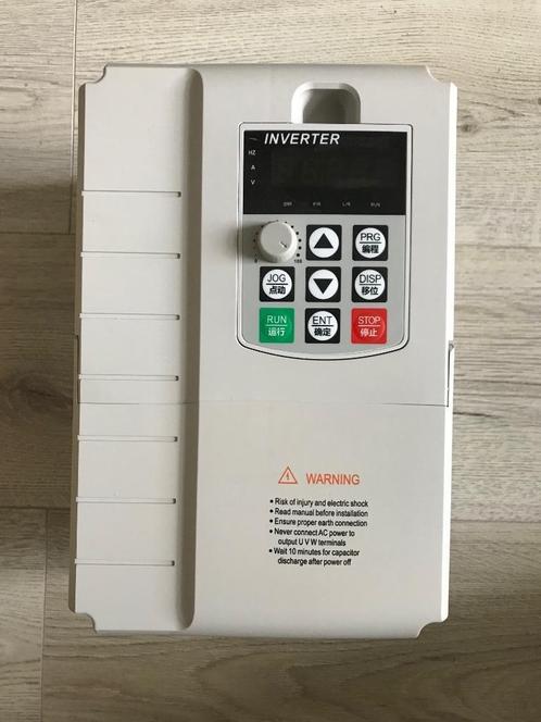 Convertisseur Inverseur Monophasée vers Triphasée, Doe-het-zelf en Bouw, Elektriciteit en Kabels, Zo goed als nieuw, Overige typen