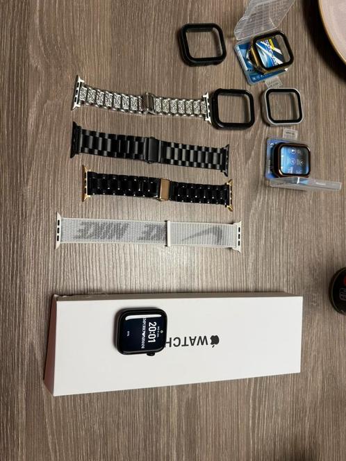 Apple watch SE gen 2 44mm nieuwstaat & nog garantie, Handtassen en Accessoires, Smartwatches, Zo goed als nieuw, Ophalen