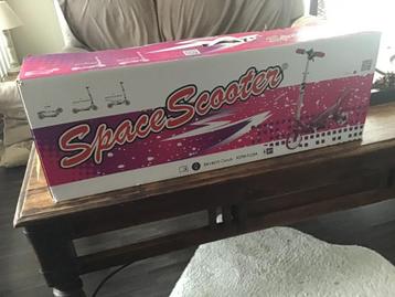 Space scooter roze in heel goede staat nog in verpakking  beschikbaar voor biedingen