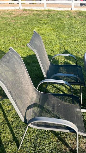 Opplooibare tafel + 4 stapelbare stoelen beschikbaar voor biedingen