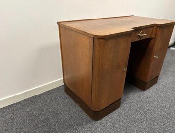 Mooi gevormd vintage Frans bureau in de Art-Deco stijl beschikbaar voor biedingen