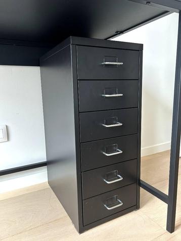 Archievkast bureau beschikbaar voor biedingen