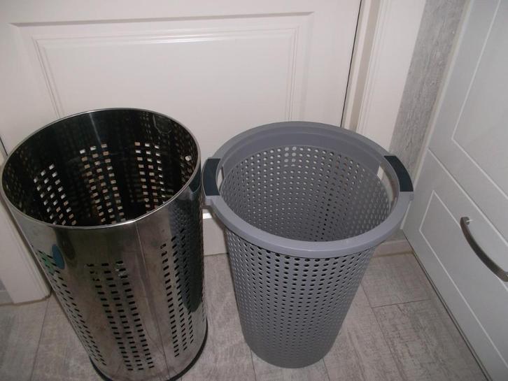 twee wasmanden, Huis en Inrichting, Woonaccessoires | Schalen en Manden, Zo goed als nieuw, Mand, Rond, Kunststof, Ophalen