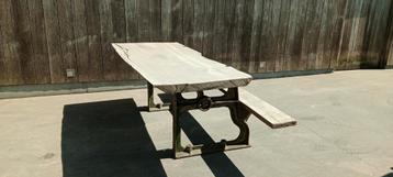 Unieke tuintafel. Gietijzer onderstel met boomstam blad beschikbaar voor biedingen