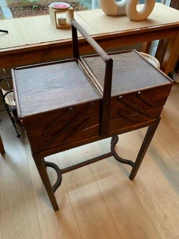 vintage naaikastje blikvanger in interieur beschikbaar voor biedingen