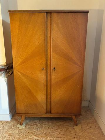 Vintage kast in goede staat. beschikbaar voor biedingen