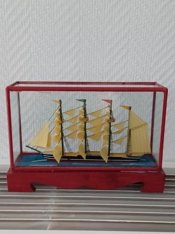 Zeilschip 4 masten in rode vitrine beschikbaar voor biedingen