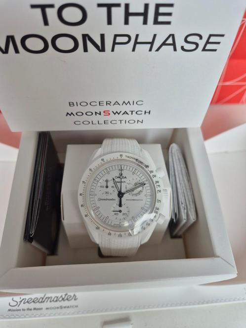 Ongedragen moonswatch snoopy moonphase met betere armband, Handtassen en Accessoires, Horloges | Heren, Nieuw, Ophalen
