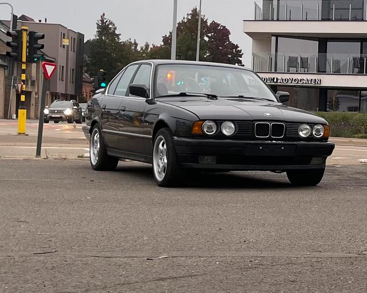Bmw e34 520i, Auto's, BMW, Particulier, 5 Reeks, Benzine, Berline, Handgeschakeld, Zilver of Grijs, Leder en Stof, Achterwielaandrijving